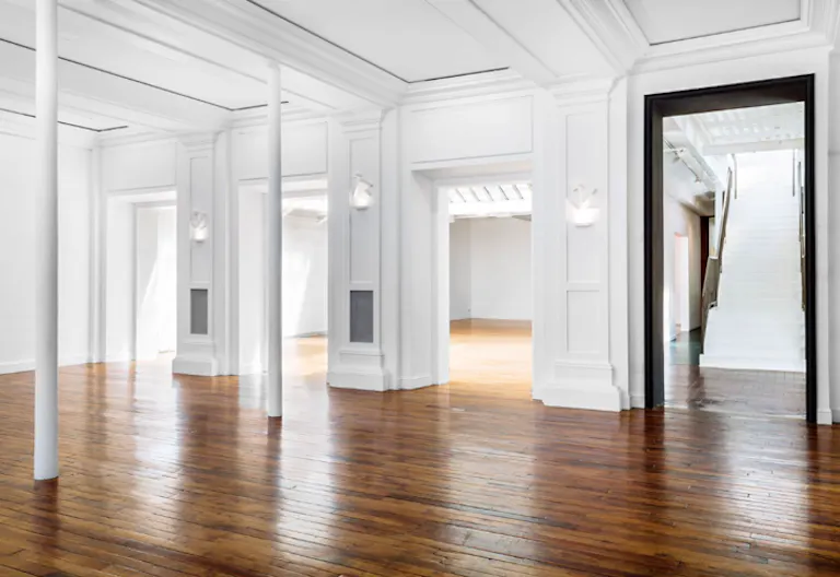 Amazing Palais Royal Showroom - Image 3