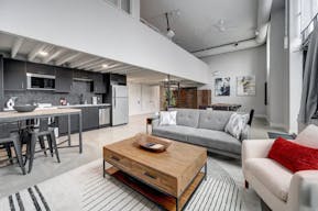 Sun-drenched retail space with 15' Ceilings - Image 8