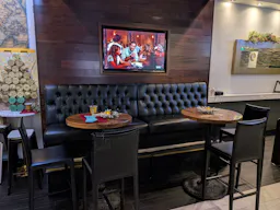 Sophisticated bar and lounge in the heart of downtown - Image 6