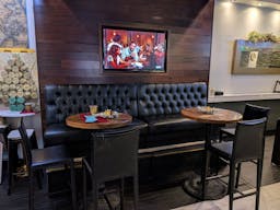 Sophisticated bar and lounge in the heart of downtown - Image 6