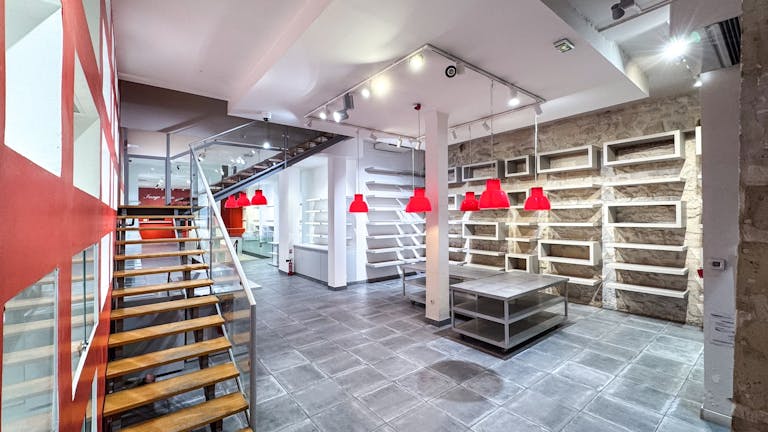 Galerie d'art devant le Centre Georges Pompidou - Image 2