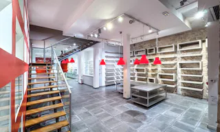 Galerie d'art devant le Centre Georges Pompidou - Image 2