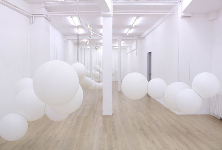 Galerie d'art lumineuse situ�e en bordure du Marais face � Merci - Image 1