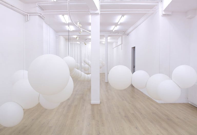 Galerie d'art lumineuse situ�e en bordure du Marais face � Merci - Image 1