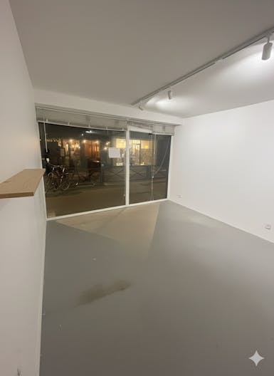 Pop-Up Store 20m² au cœur du 11e – Espace lumineux dans boutique de vinyles Blazing Music  - Image 1