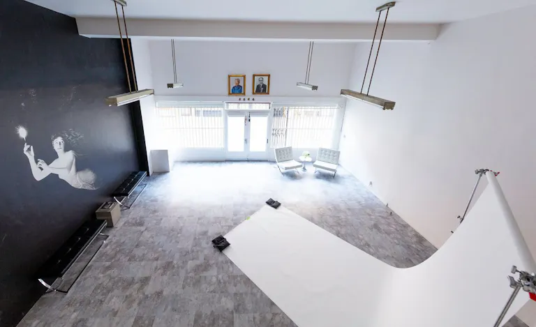 17 ft CEILING, GALLERY, PHOTO STUDIO, EVENT, POP UP SPACE, PARKING, PRIME LA CHINATOWN - Image 2