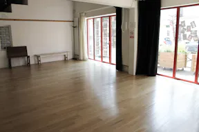 Un théâtre charmant proche de Paris - Image 3