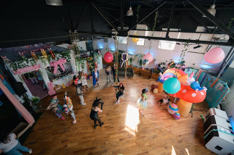 Sunny Plant Filled Dumbo Restored Warehouse //  Perfect for Photo shoots/Dinner Parties/Events - Image 4