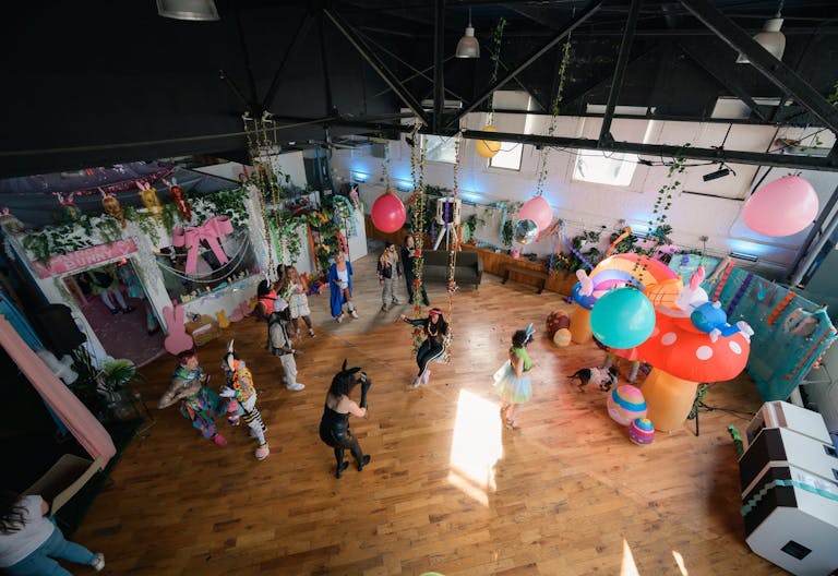 Sunny Plant Filled Dumbo Restored Warehouse // Perfect for Photo shoots/Dinner Parties/Events - Image 4