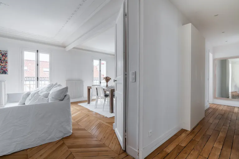 Appartement épuré lumineux avec balcon filant - Image 3