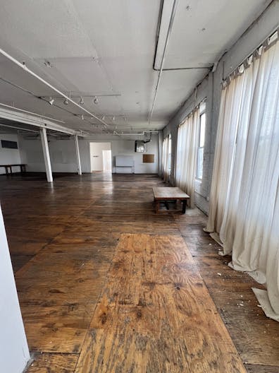 6,143 SQ FT ? PRIME BUSHWICK COMMERCIAL LOFT ? LIGHT FILLED - HIGH CEILINGS TO LEASE - Image 3