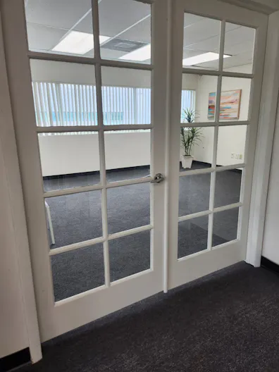 Doral unique office space with spectacular lake views - Image 2