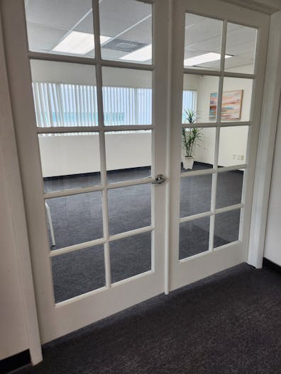 Doral unique office space with spectacular lake views - Image 2