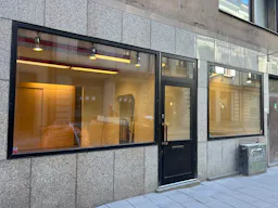Lokal i A-läge med skyltfönster mot gatan, perfekt för pop up store - Image 0