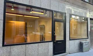 Lokal i A-läge med skyltfönster mot gatan, perfekt för pop up store - Image 0