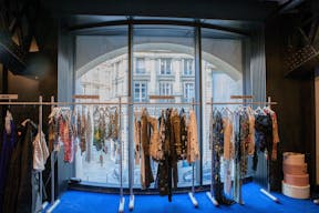 Premium 150 sqm Second-Floor Retail Space for Rent — Prime Paris Location - Image 1