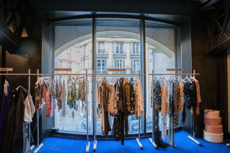 Premium 150 sqm Second-Floor Retail Space for Rent — Prime Paris Location - Image 1