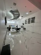 Luxurious Storefront on Melrose Ave - Image 1