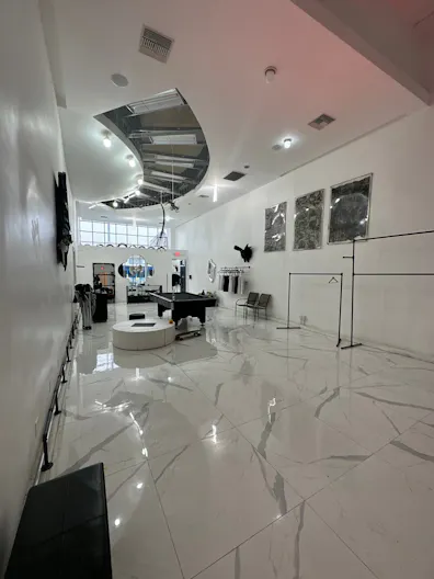 Luxurious Storefront on Melrose Ave - Image 1