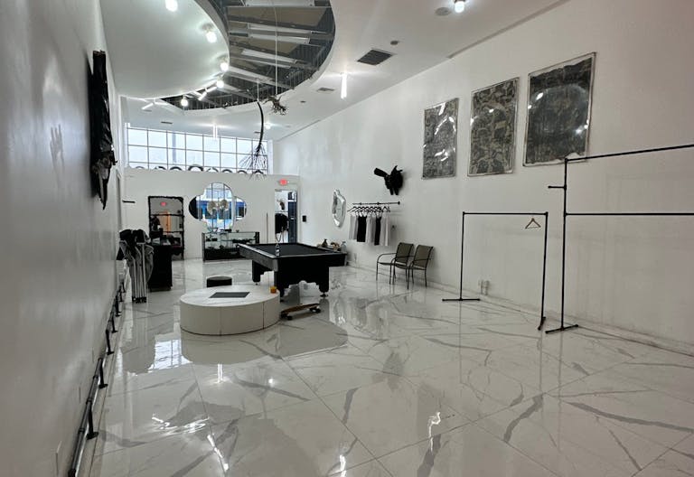 Luxurious Storefront on Melrose Ave - Image 1