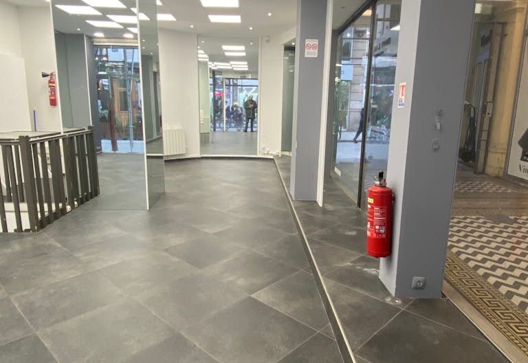 Exciting Pop-Up Store Opportunity in the Heart of Paris! - Image 4