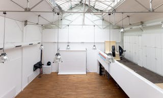 modern and welcoming showroom in the heart of Paris  - Image 0