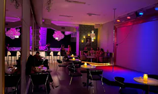 Bar and Lounge - Image 5