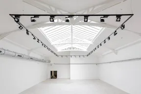 Showroom lumineux sous verrière – 270 m² – Haut-Marais - Image 1