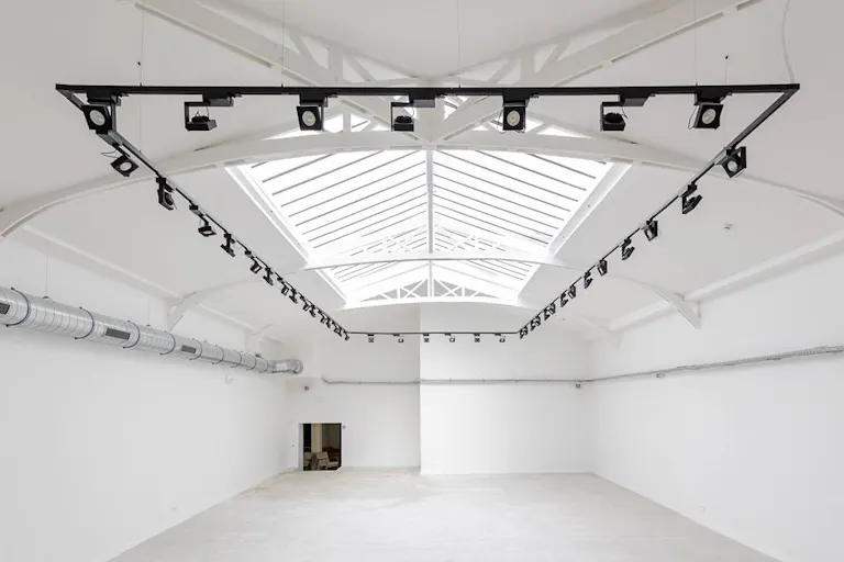 Showroom lumineux sous verrière – 270 m² – Haut-Marais - Image 1