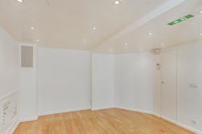 Luminous pop up store in Etienne Marcel (close to the Marais) - Image 9