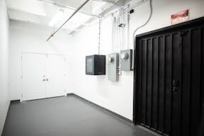 DTLA - Ivy Wall Studio with Mirrors - Image 11