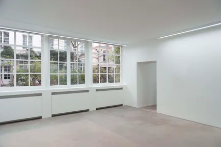 Courtyard gallery near Place des Vosges - Image 0