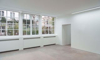 Courtyard gallery near Place des Vosges - Image 0