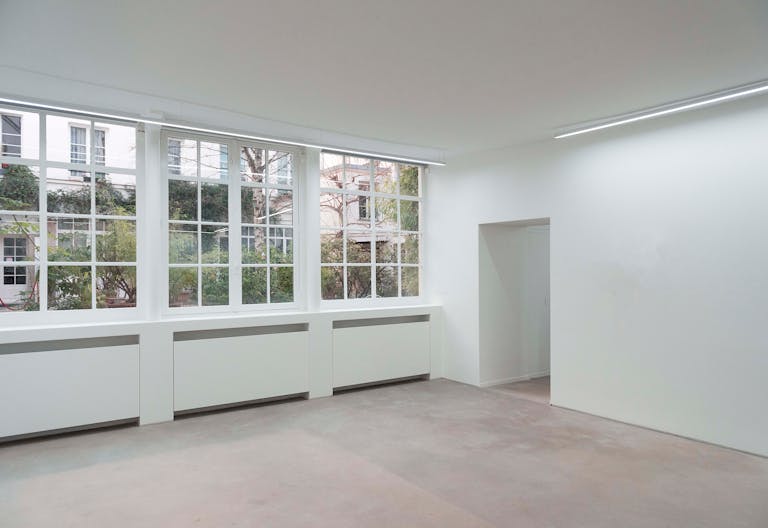 Courtyard gallery near Place des Vosges - Image 0