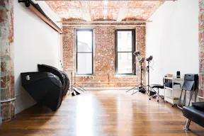 Stunning Dumbo Studio: Natural Light, Brooklyn Bridge Nearby, Full Equipment & Services! - Image 0