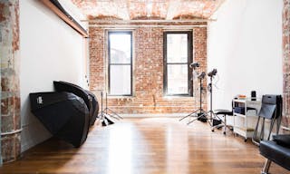 Stunning Dumbo Studio: Natural Light, Brooklyn Bridge Nearby, Full Equipment & Services! - Image 0
