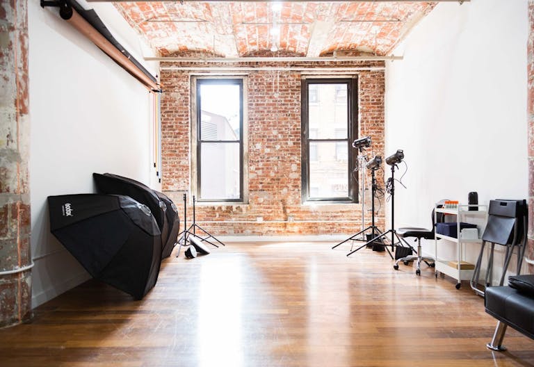 Stunning Dumbo Studio: Natural Light, Brooklyn Bridge Nearby, Full Equipment & Services! - Image 0