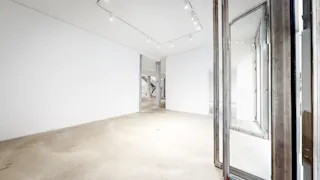 Large Showroom Rue Froissart - Image 11