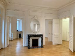 Beautiful Showroom in Saint-Germain - Image 12