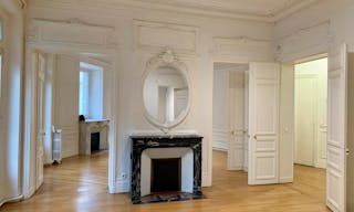Beautiful Showroom in Saint-Germain - Image 12
