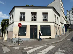 Butte Montmartre - immeuble atypique et charmant - excellente visibilté et flux de passants constant - entre 50 et 250 m2  - Image 0