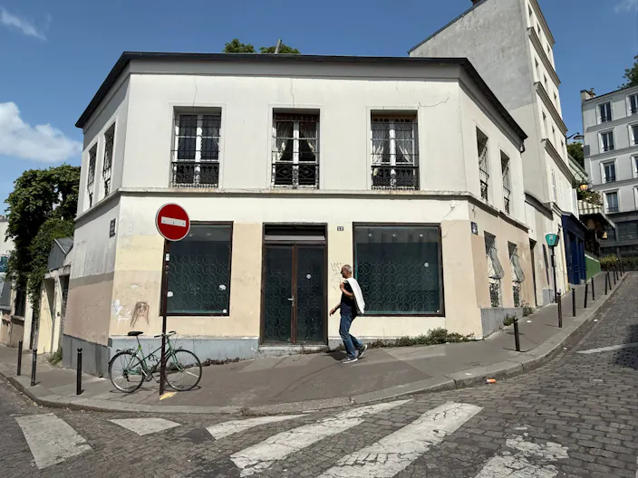 Butte Montmartre - immeuble atypique et charmant - excellente visibilté et flux de passants constant - entre 50 et 250 m2  - Image 0