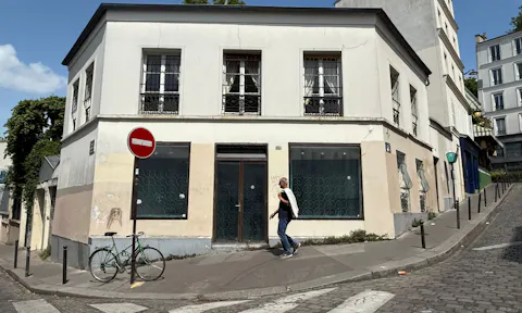 Butte Montmartre - immeuble atypique et charmant - excellente visibilté et flux de passants constant - entre 50 et 250 m2 - Image 0