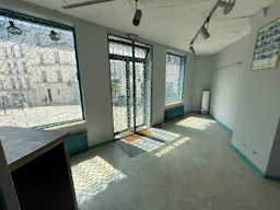 Butte Montmartre - immeuble atypique et charmant - excellente visibilté et flux de passants constant - entre 50 et 250 m2  - Image 4