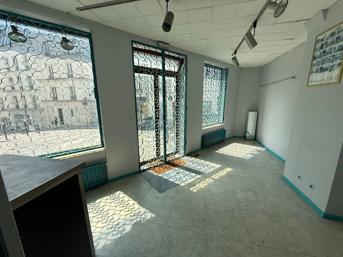 Butte Montmartre - immeuble atypique et charmant - excellente visibilté et flux de passants constant - entre 50 et 250 m2  - Image 4