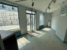 Butte Montmartre - excellente visibilté et flux de passants constant - entre 20 et 150 m2 - Image 3