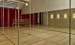 White Box in a vibrant artistic hub - Image 1