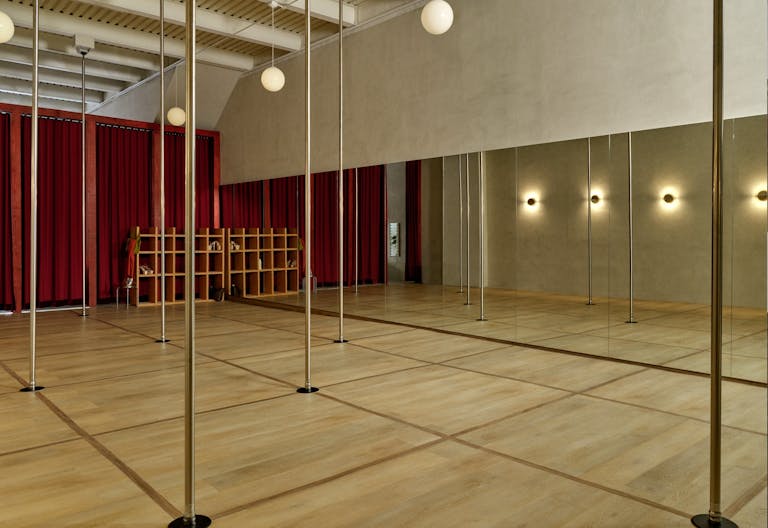 White Box in a vibrant artistic hub - Image 1