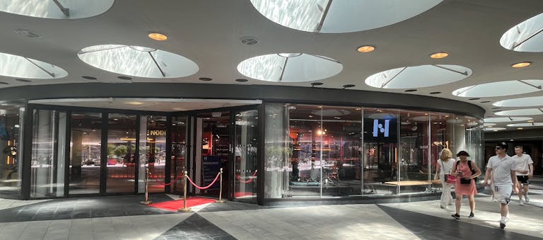 Pop-up at Plattan: 70,000 daily passersby. - Image 4