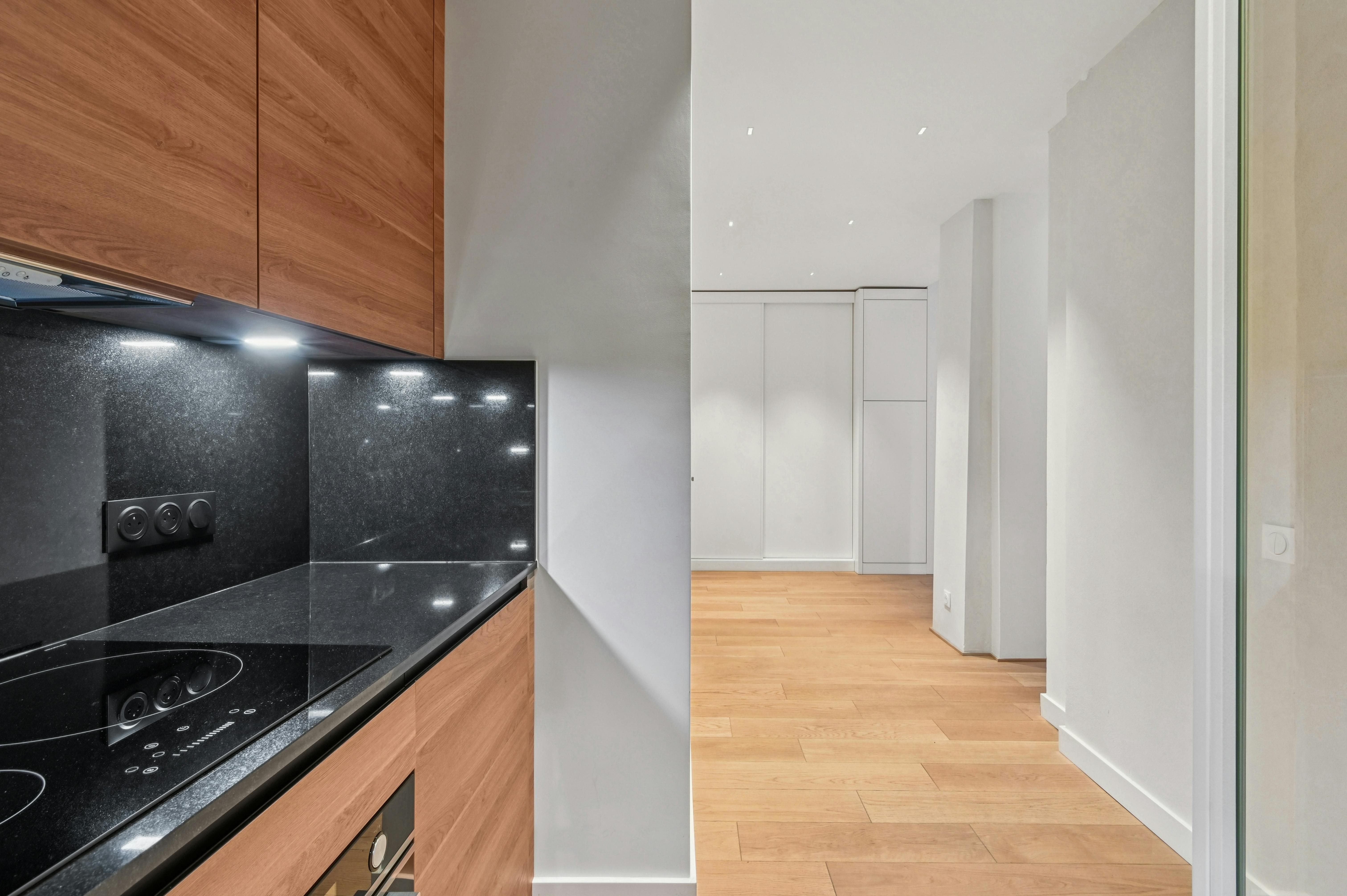 Elegant Gallery and Showroom on Rue du Roi Doré, Paris